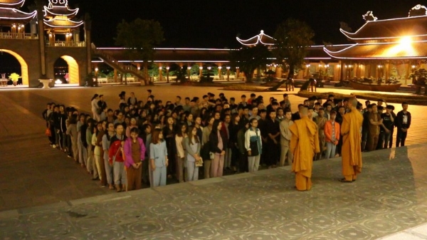 Các bạn tập trung đông đủ để giao lưu sinh hoạt tại sân chánh điện chùa Ba Vàng.