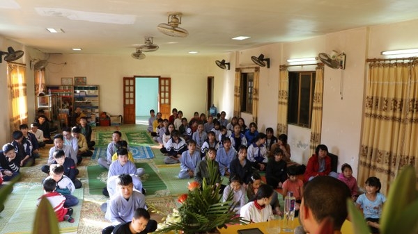 Các bạn trẻ chăm chú lắng nghe chư Tăng chia sẻ về cách tọa thiền tụng kinh lễ Phật.