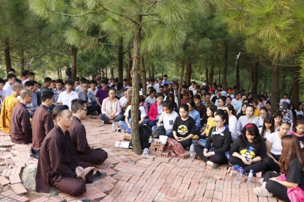 Các bạn trẻ Đại học Hàng Hải việt Nam thực tập tọa thiền theo sự hướng dẫn của chư Tăng chùa Ba Vàng.