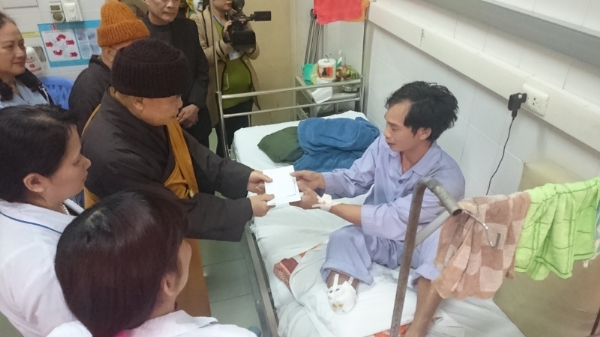 Các bệnh nhân cung kính khi nhận món quà từ thiện của chùa Ba Vàng.
