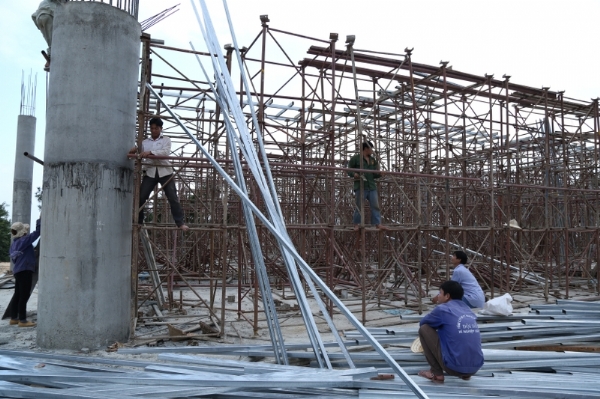 Các công nhân nỗ lực xây dựng để kịp tiến độ công trình.