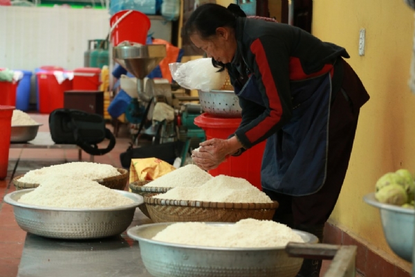 Các Phật tử chùa Ba Vàng chuẩn bị gạo để gói bánh chưng - món ăn đặc trưng của dân tộc Việt Nam.