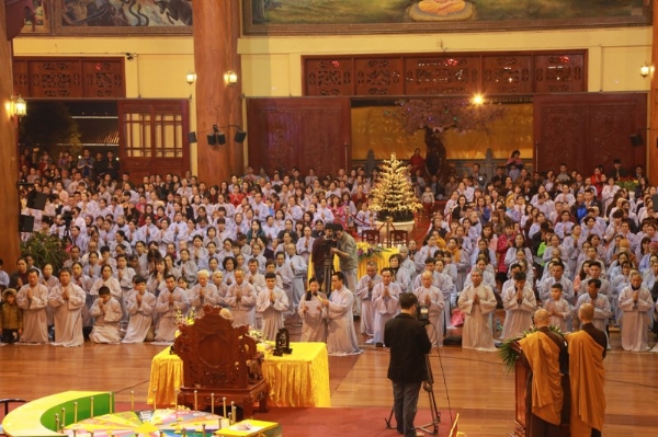 Các Phật tử một lòng hướng về Sư phụ Thích Trúc Thái Minh dâng lời tạ pháp.