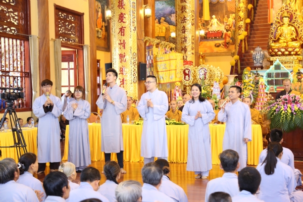 Các Phật tử trẻ cúng dường những lời ca tiếng hát