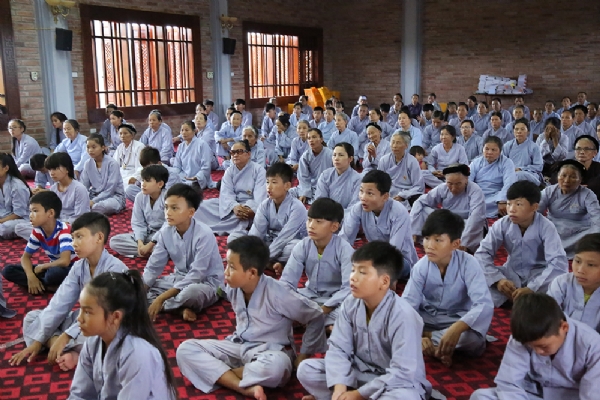 Các Phật tử vân tập về chùa Diên Phúc tham dự lễ cầu siêu phổ độ gia tiên.