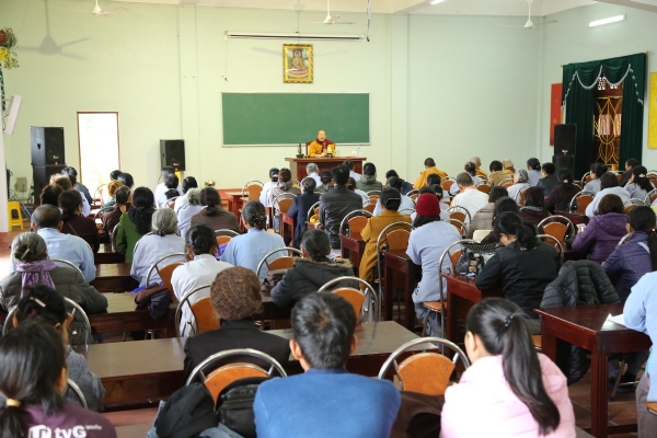 Các trưởng phó đạo tràng đang tu tập tại chùa Ba Vàng cùng vân tập về tham dự buổi họp tổng kết cuối năm.