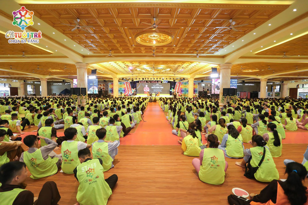CEO Nguyễn Hoàng Trung giao lưu cùng với hàng ngàn các bạn khóa sinh