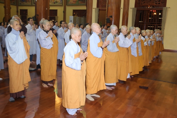 Chư Ni và Phật tử thành kính đối trước Tam Bảo