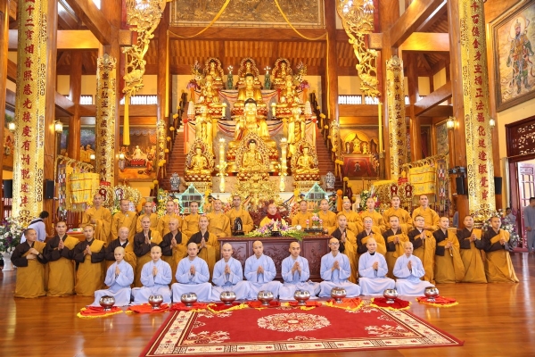 Chư Tăng chùa Ba Vàng chụp ảnh lưu niệm