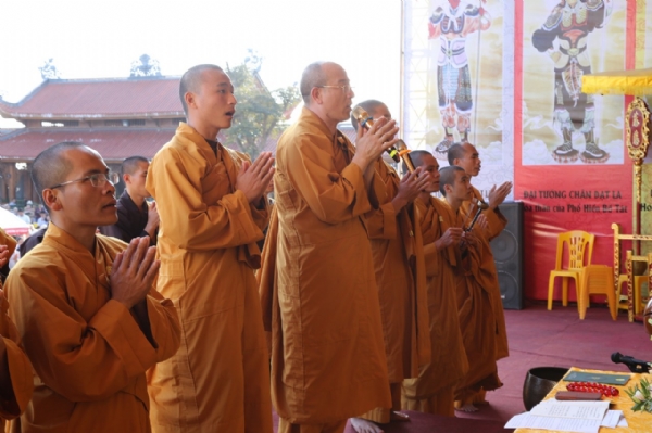 Chư Tăng chùa Ba Vàng tiến hành nghi thức khai đàn Dược Sư.