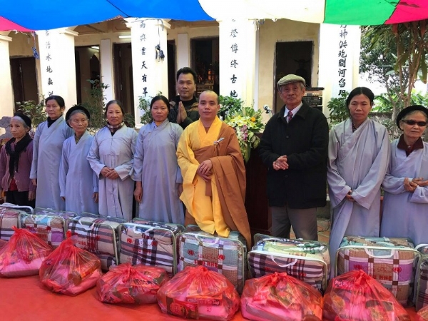 Chư Tăng chùa Ba Vàng trao tặng quà tết cho nhân dân đón tết đầm ấm.
