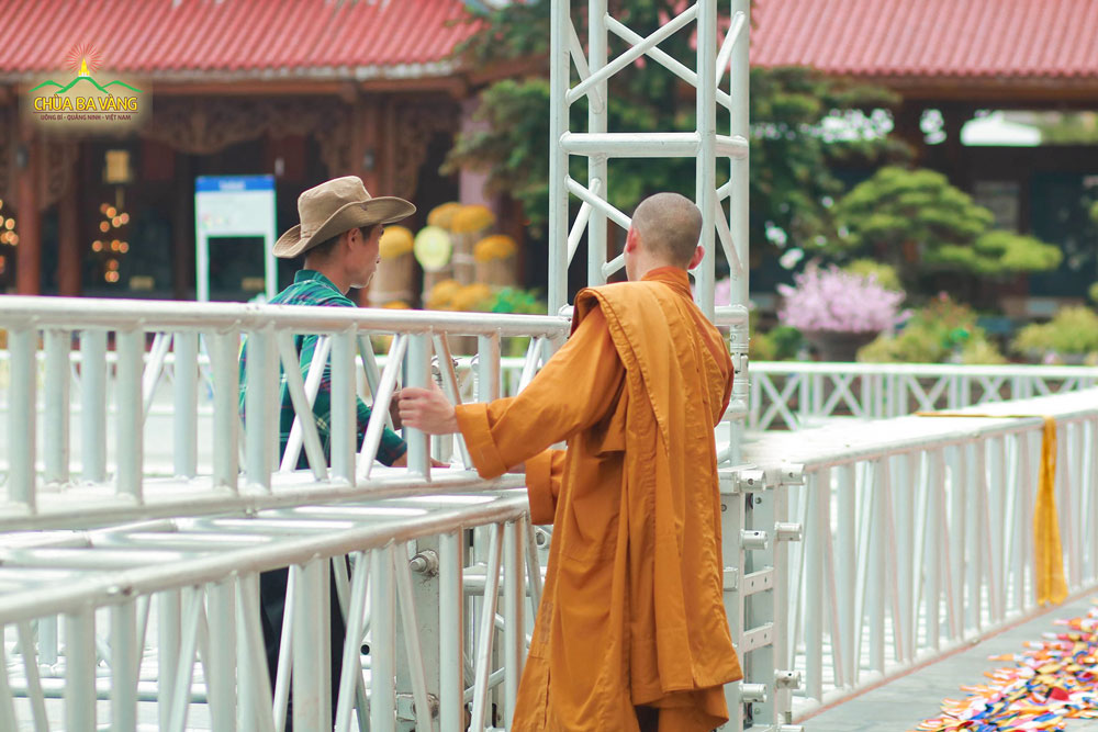Chư Tăng chùa ba Vàng trợ giúp cho Phật tử trong công tác chuẩn bị 