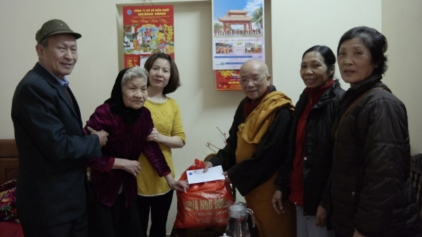 Chư Tăng cùng Phật tử chùa Ba Vàng thăm và tặng quà tết cho các gia đình Bà mẹ Việt Nam anh hùng tại phường Mạo Khê thị xã Đông Triều -tỉnh Quảng Ninh.