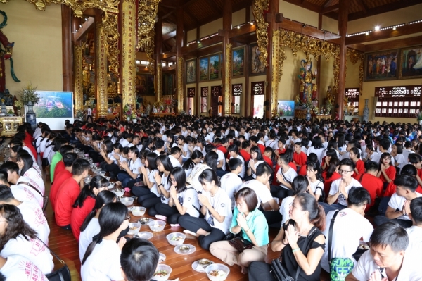 Chư Tăng hướng dẫn các bạn trẻ nghi thức cúng cơm chay tại chùa.