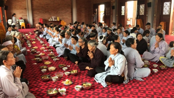 Chư Tăng hướng dẫn Phật tử nghi thức cúng cơm tại chùa.