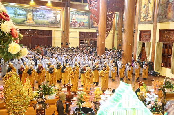 Chư Tăng và Phật tử thành kính đối trước Tam Bảo