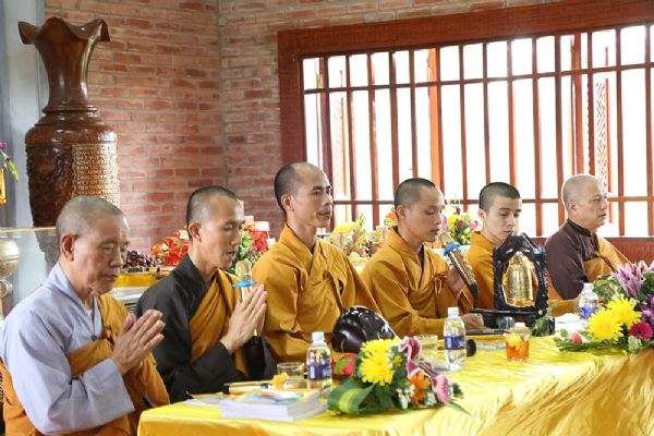 Chư Tăng làm lễ cầu siêu phổ độ gia tiên tại chùa Diên Phúc.
