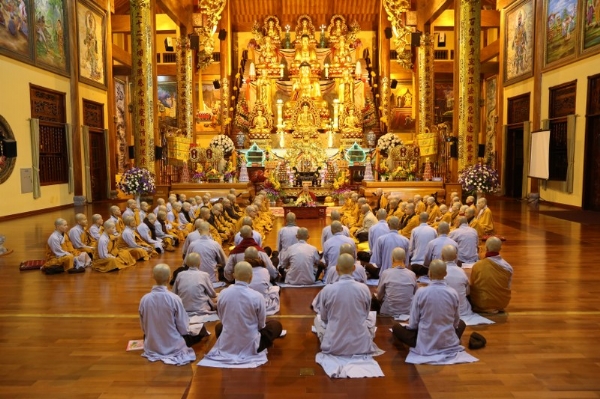 Chư Tăng, Ni chùa Ba Vàng vân tập tại chánh điện làm lễ thỉnh nguyện Bố Tát cuối cùng của năm.