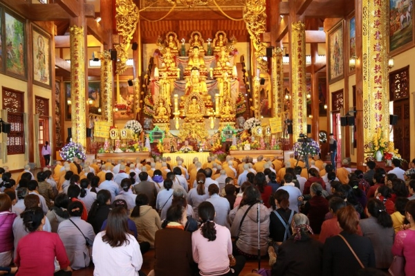 Chư Tăng Ni và Phật tử chùa Ba Vàng khánh tuế Sư phụ Thích Trúc Thái Minh đầu năm mới.