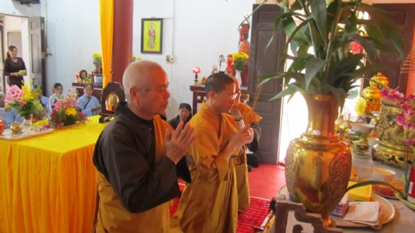 Chư Tăng niêm hương bạch Phật trong lễ cầu an