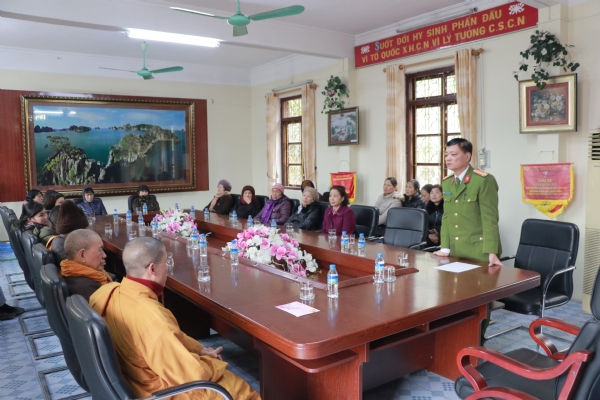 Chư Tăng, Phật tử chùa Ba Vàng thăm hỏi, tặng quà các phạm nhân tại trại tạm giam Lán 14 tỉnh Quảng Ninh.
