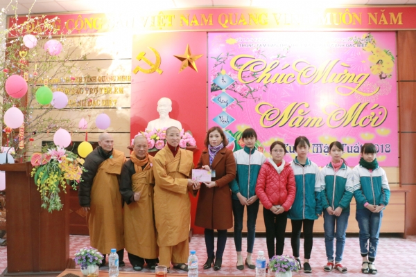 Chư Tăng, Phật tử chùa Ba Vàng thăm hỏi, tặng quà Trung tâm Bảo trợ trẻ em tỉnh Quảng Ninh.