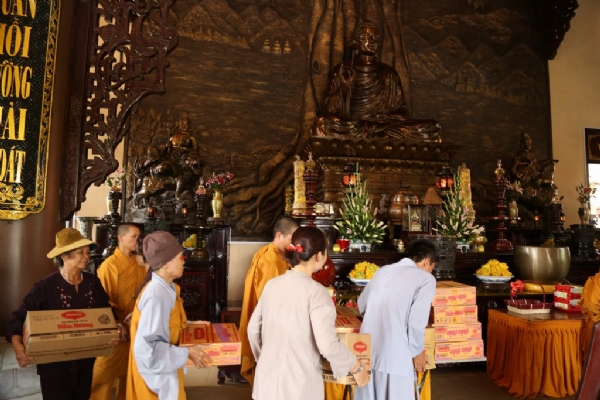 Chư Tăng và Phật tử chùa Ba Vàng cúng dường Thiền viện Trúc Lâm Yên Tử mùa an cư.