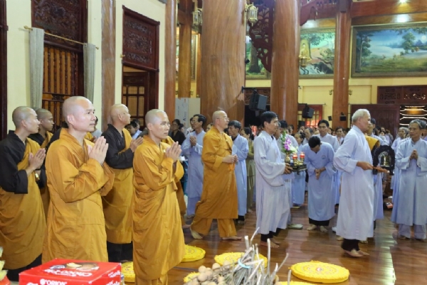 Chư tăng và Phật tử cung nghinh Thầy Thích Trúc Thái Minh quang lâm Pháp tòa.