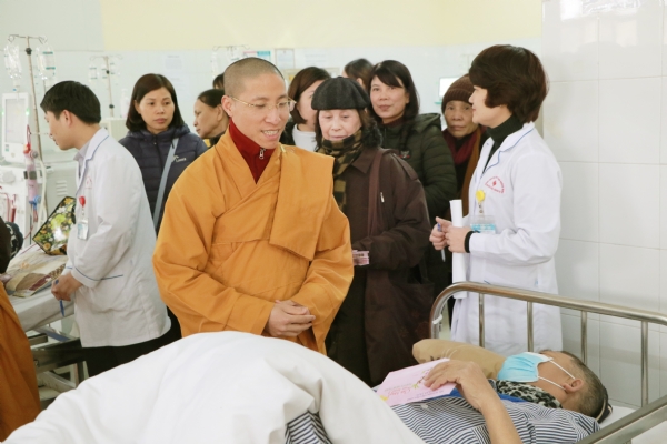 Chư Tăng và Phật tử thăm hỏi, động viên các bệnh nhân tại các bệnh viện trong địa bàn tỉnh.
