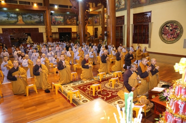 Chư Tăng và Phật tử thành kính đối trước Tam Bảo.
