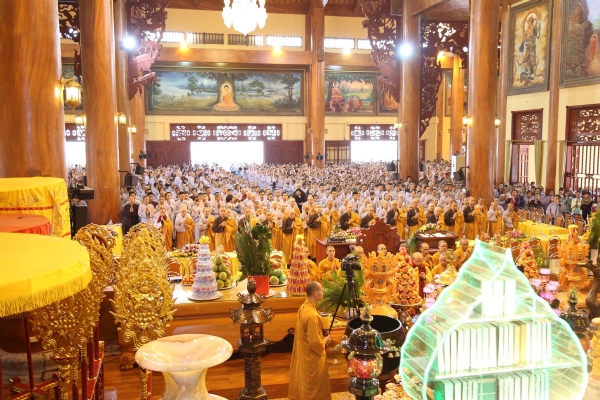 Chư tăng và Phật tử trong khóa lễ Bát quan trai