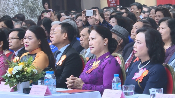 Chủ tịch Quốc hội Nguyễn Thị Kim Ngân tham dự lễ kỷ niệm 100 năm thành lập trường THCS Trưng Vương.