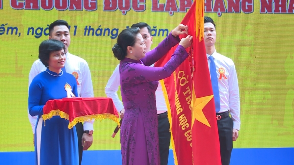 Chủ tịch Quốc hội Nguyễn Thị Kim Ngân trao huân chương Huân chương Độc lập hạng Nhất tặng thầy và trò nhà trường.