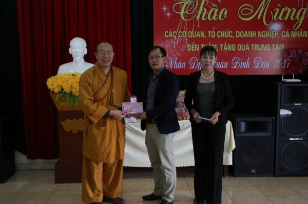 Chùa Ba Vàng trao tặng quà tết tại trung tâm bảo trợ xã hội Quảng Ninh.