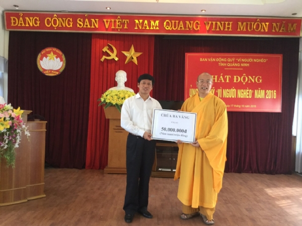Chùa Ba Vàng ủng hộ quỹ vì người nghèo Quảng Ninh.