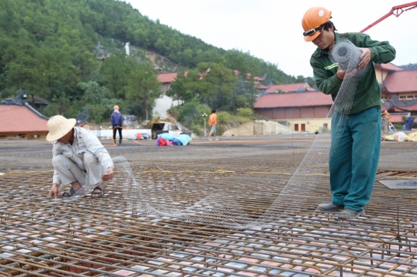 Công tác chuẩn bị trước khi đổ bê tông công trình đại giảng đường chùa Ba Vàng.