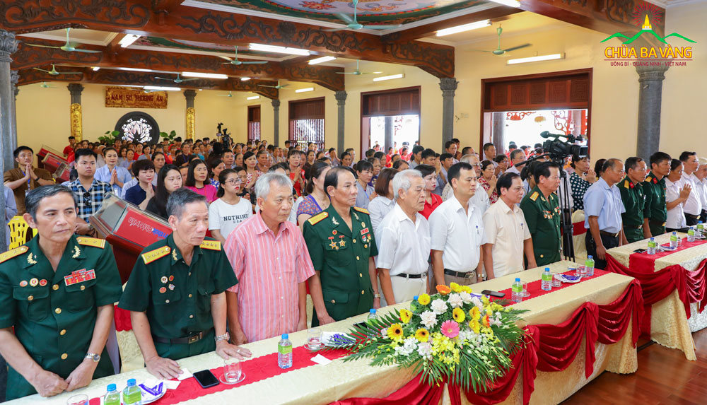 Đại biểu tham dự đại Lễ tri ân anh linh các anh hùng liệt sĩ tại chùa Ba Vàng 