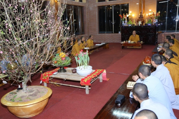 Đại chúng hoan hỷ và tri ân công giáo dưỡng trên Sư Phụ.