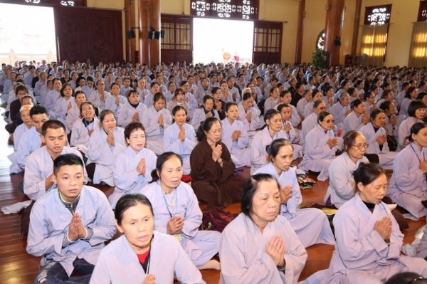 Đại chúng trang nghiêm lắng nghe Đại đức Giới sư giảng về giới của người Phật tử tại gia