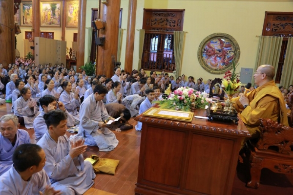 Đại diện các Phật tử tác bạch thỉnh cầu trên Sư Phụ thành lập đạo tràng.