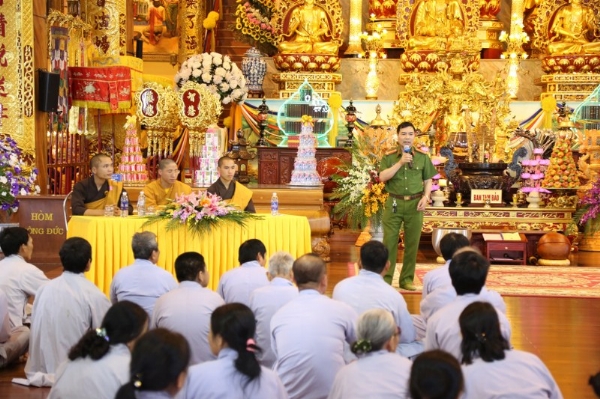 Đại diện phòng cảnh sát số 4 phổ biến kiến thức về phòng cháy chữa cháy cho Phật tử.