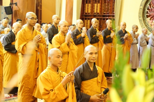 Đại đức Thích Trúc Bảo Chân niêm hương bạch Phật trong thời khóa sám hối