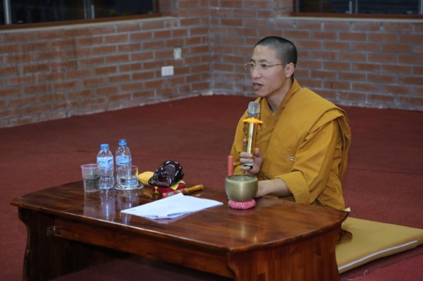 Đại Đức Thích Trúc Bảo Thành ban nghi lễ hướng dẫn chúng Sa Di và hình đồng các nghi lễ Phật giáo.