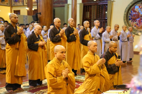 Đại đức Thích Trúc Bảo Việt niêm hương bạch Phật trong thời khóa sám hối