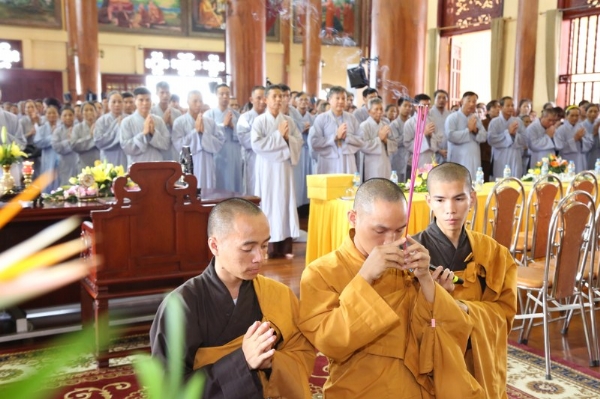 Đại đức Thích Trúc Bảo Việt niêm hương bạch Phật trước khi trạch giảng về ý nghĩa của việc thọ giới.