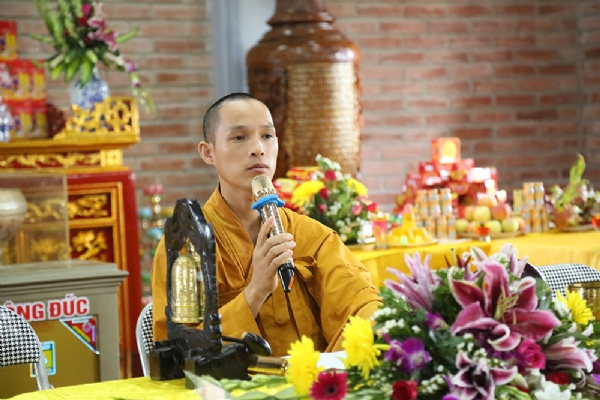Đại đức Thích Trúc Bảo Việt truyền Bát Quan Trai giới và ngũ giới cho Phật tử.
