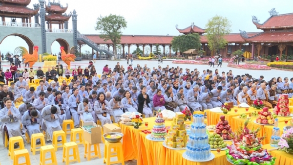 Các Phật tử chắp tay trang nghiệm trong buổi lễ 