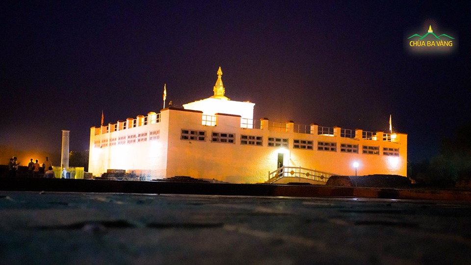 Đền thờ Hoàng hậu Ma Da cạnh Hồ Puskarni lung linh về đêm