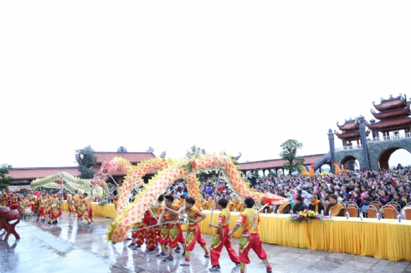 Đoàn múa lân sư rồng biểu diễn tại lễ khai mạc hội xuân.