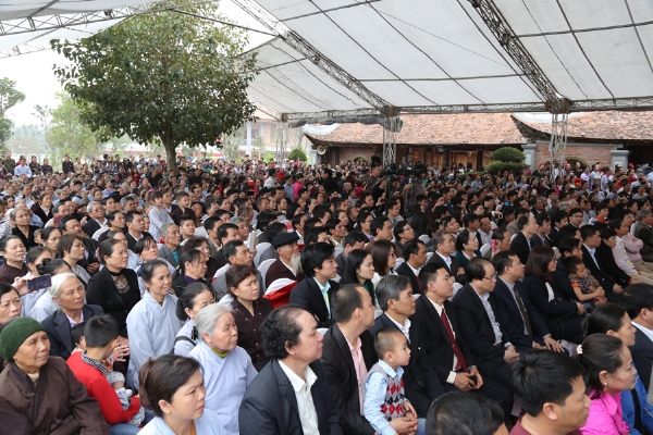 Đông đảo nhân dân Phật tử địa phương về tham dự buổi lễ.